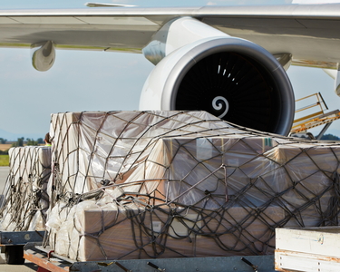 Pakete unter einem Netz vor einer Flugzeugturbine