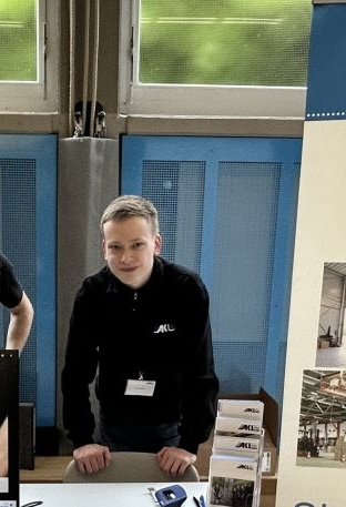 Zwei junge Männer an einem Messestand auf der Ausbildungsmesse in Daaden