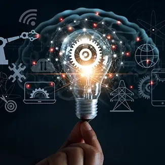 Leuchtende Glühbirne mit technischen Icons wie Zahnrad und Schraubenschlüssel