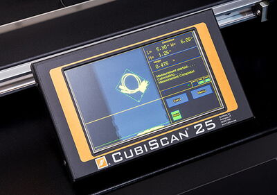 The CubiScan 25 screen displays length, width, height, and weight.