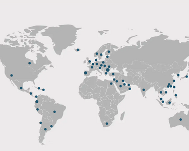 Graue Weltkarte mit Punkten, wo Partner sitzen