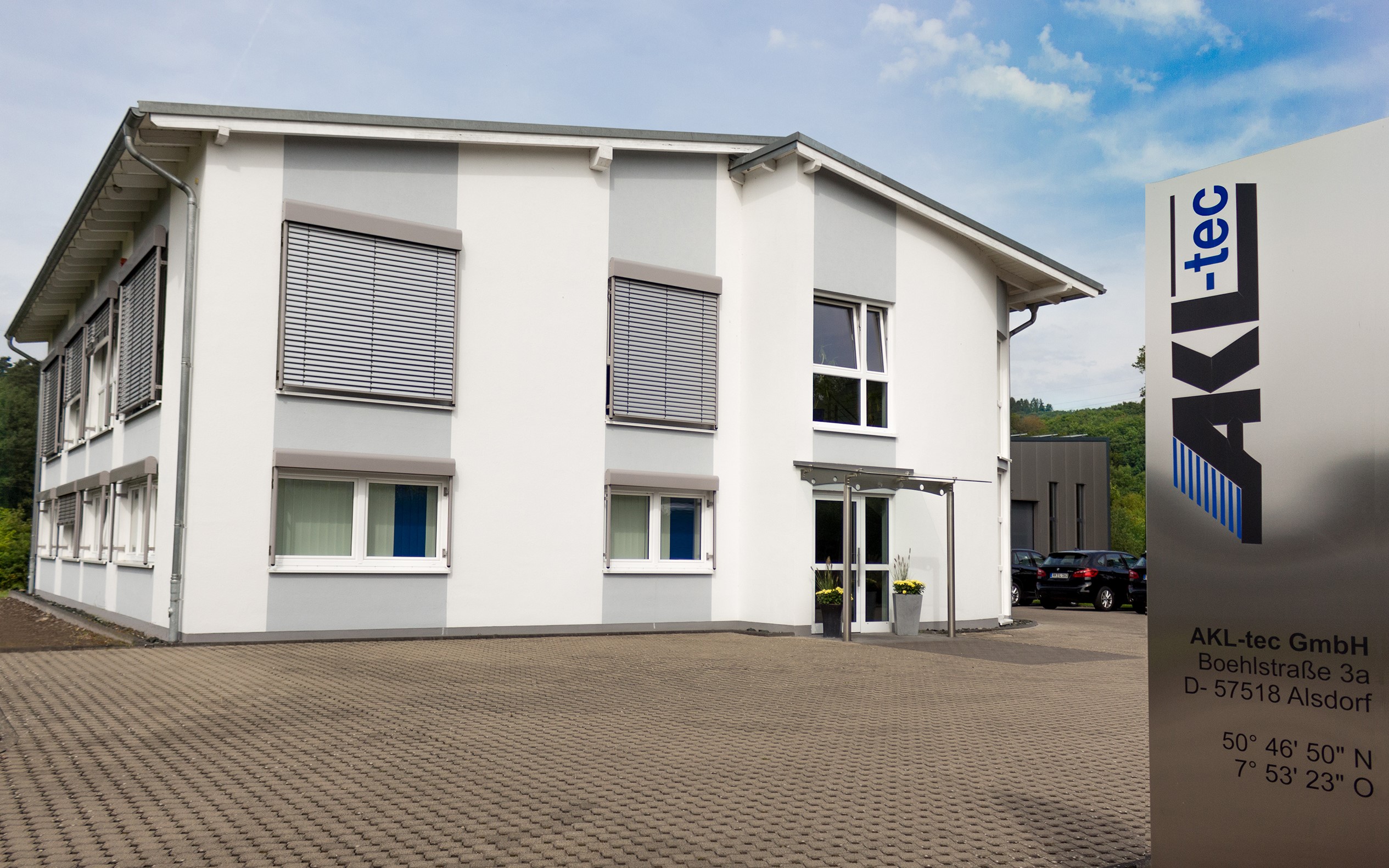 Das Gebäude der AKL-tec GmbH mit Aufsteller