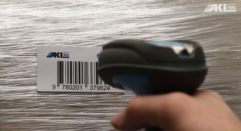 In der Hand ist ein Barcodescanner, der ein AKL-tec Code scannt