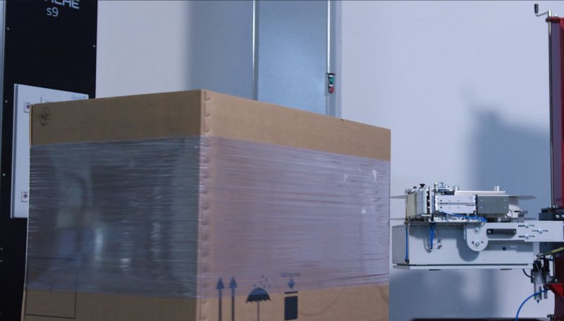 Auf einen Karton wird ein Versandlabel mittels redtagger aufgebracht