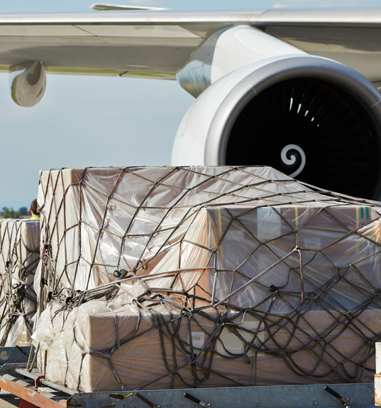 Pakete unter einem Netz vor einer Flugzeugturbine